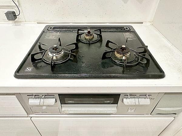 三口コンロで調理スペースがしっかり確保されています。ガスコンロは操作パネルが使いやすい配置です。下部のグリルも付いており料理の幅が広がります。シンプルなデザインでお手入れがしやすそうです。