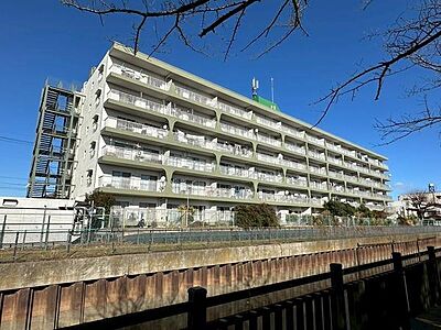 外観:獨協大学前駅まで徒歩15分。通勤・通学に便利な立地で、駅周辺の商業施設も日常使いしやすい環境です。 外観:獨協大学前駅まで徒歩15分。通勤・通学に便利な立地で、駅周辺の商業施設も日常使いしやすい環境です。