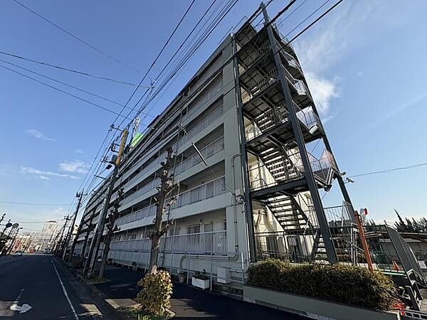 外階段が設けられており建物へのアクセスがしやすい造りです。日当たりの良い外観が特徴的です。道路に面した立地で利便性も期待できます。建物がしっかりとした構造を持っています。