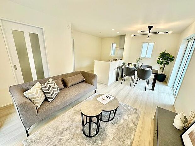 【15帖】ナチュラルな色合いで明るく開放感のある雰囲気です。木目調のフローリングが印象的で空間全体に統一感があります。キッチンとのつながりも感じられ使い勝手の良いレイアウトです。