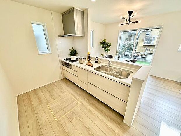 明るく広々としたキッチンは料理をしながら会話も楽しめるレイアウトです。シンプルなデザインが空間に開放感を与えます。