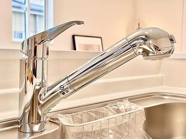 キッチンシンクには浄水器一体型水栓を採用。手軽に浄水が使えるため、毎日の調理や飲料水にも安心してご利用いただけます。見た目もすっきりとしたデザインです。