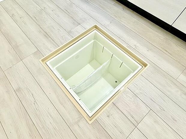 床下収納を備えており、調味料や保存食のストックにも便利。必要なものをすっきりしまえて、作業スペースを広く保てるのも嬉しいポイントです。