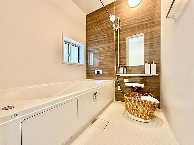 木目調の壁が落ち着いた雰囲気を演出してくれるバスルームです。広々とした浴槽でリラックスできる空間です。