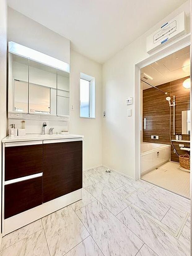 洗練されたデザインの洗面台が毎日の身支度が楽しく快適になります。浴室との動線もスムーズで利便性が高いです。