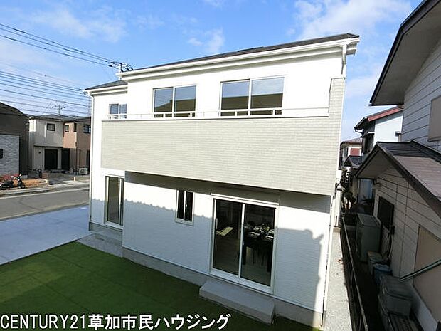 ZEH水準仕様を採用し、高い省エネ性能と快適な住環境に配慮した住まいです。長期優良住宅の認定基準も満たしており、安心して長く暮らせる点も魅力です。