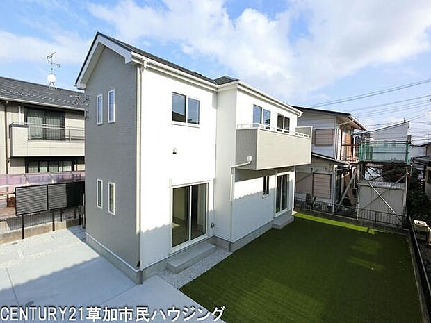 白とグレーを基調としたシンプルで清潔感のある外観が印象的です。周辺の建物との調和も感じられ落ち着いた印象です。