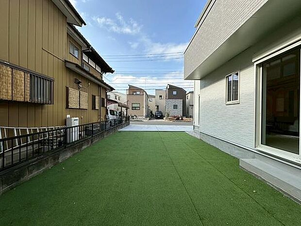 ゆったりとしたシンプルなお庭付き。バーベキューやお子様の遊び場など、ご家族の時間を楽しめる空間です。