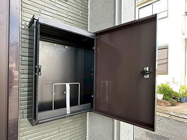 玄関横に設置された収納ボックスがあり利便性の高い設計です。屋外でも安心して使用できる構造です。扉付きなので中身が見えずすっきりとした印象です。施錠が可能なのでセキュリティ面にも配慮されています。