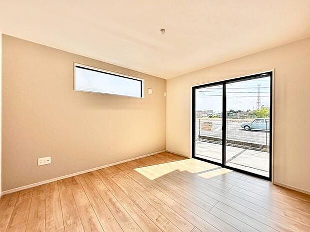 大きな窓からたっぷりと自然光が入るリビングです。明るい空間でさまざまなレイアウトに対応できます。シンプルな内装で好みのインテリアもしっかり映えます。床材の色合いが温かみを感じさせます。