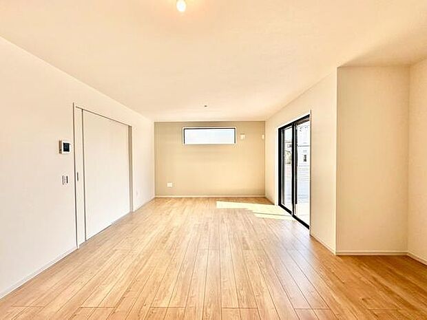 リビングは明るい色合いのフローリングが広がり開放感を感じられる空間です。大きな窓から自然光がたっぷりと差し込み室内がとても明るいです。壁の色もシンプルでどんなインテリアにも合わせやすい雰囲気です。