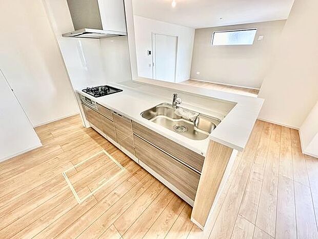 キッチンは明るく開放的な空間ですっきりとしたデザインが特徴です。収納スペースも豊富で使い勝手の良いレイアウトになっています。シンクやコンロもまとめられておりお手入れがしやすそうな印象です。