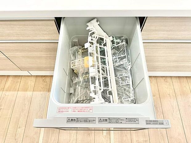 清潔感のあるキッチンに設置された食器洗い機は効率的な家事をサポートします。引き出し式のデザインで使い勝手にも配慮されています。すっきりとした収納でキッチン空間が整います。