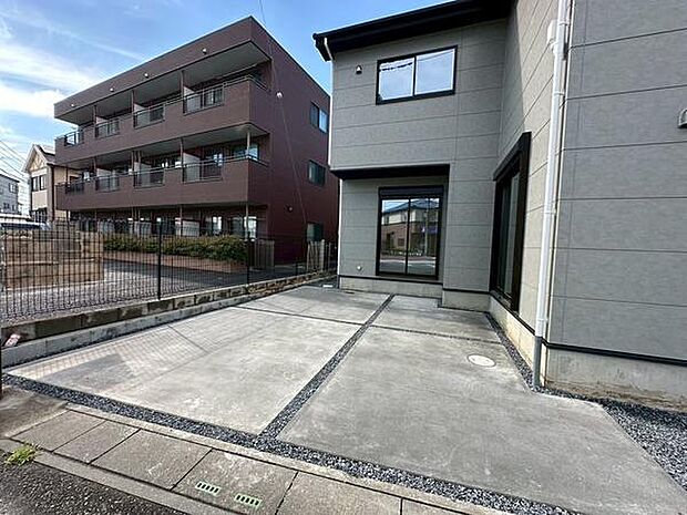 敷地内にゆとりのある駐車スペースが確保されています。コンクリート敷きで車の出し入れもスムーズに行えます。建物に隣接しているため荷物の運搬にも便利です。フェンスで囲まれているため安心感も感じられます。