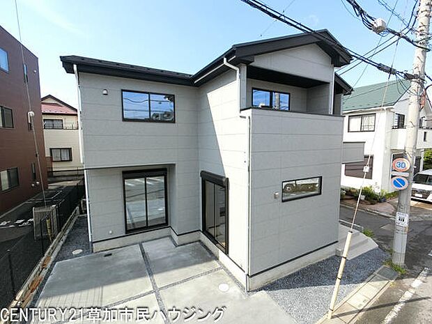 シンプルな外観デザインが際立つ住宅です。広めの駐車スペースが確保されています。周囲には日差しが届きやすい立地です。窓が多く室内も明るい印象を受けます。角地に位置しており開放感があります。