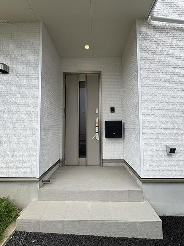 屋根付きの玄関で雨の日のお出かけやお荷物の多い日の出入りもスムーズに!玄関ドアを雨風から守ります。