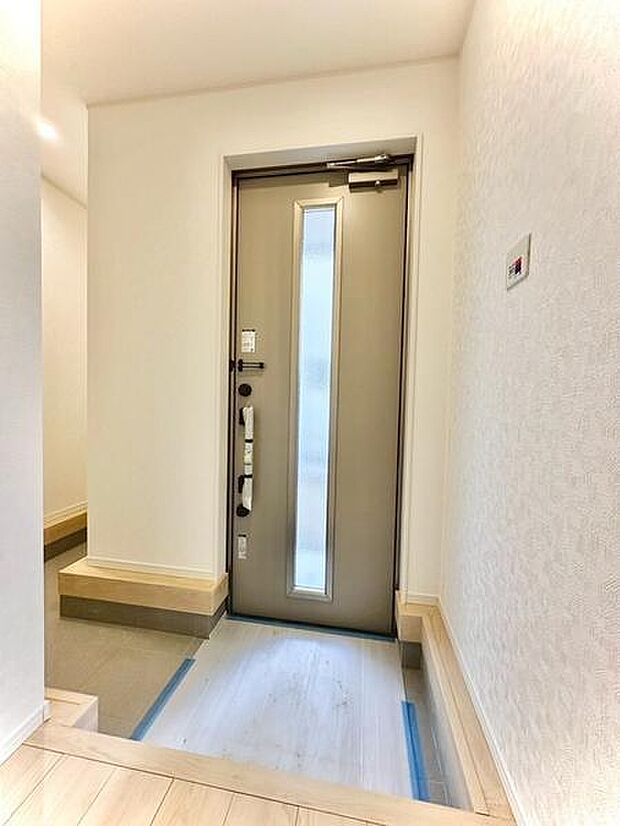 明るく清潔感のある玄関空間に、便利なシューズインクロークをプラス。靴はもちろん、かさばる荷物もまとめて収納でき、いつでも整った印象を保てます。