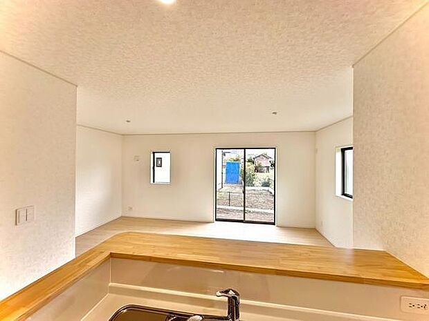 【16.2帖】対面キッチンからリビングを見渡せるので、料理をしながら家族の様子をチェックできます。会話も自然に弾む快適な空間です。