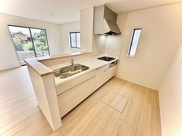 明るく開放感がありリビングとつながる設計のキッチンです。家族との会話を楽しみながら調理が可能で、お子様のいるご家庭も安心です。