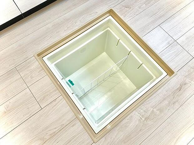 調味料や保存食・調理器具の収納に重宝する床下収納。使用頻度の少ない調理用具などを収納する事でキッチンがすっきりと片付き、作業スペースを広く使う事が可能です!