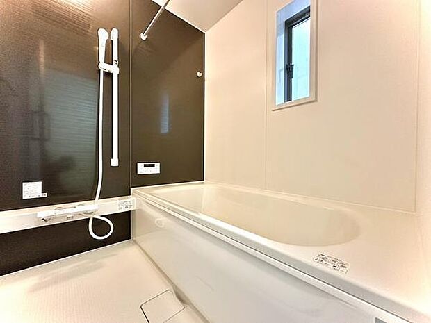 バスルームには窓があり換気しやすい設計です。浴室乾燥機も備わっており、湿気対策も◎便利な物干しバー付きで、雨の日や花粉が多い日のお洗濯も安心です。