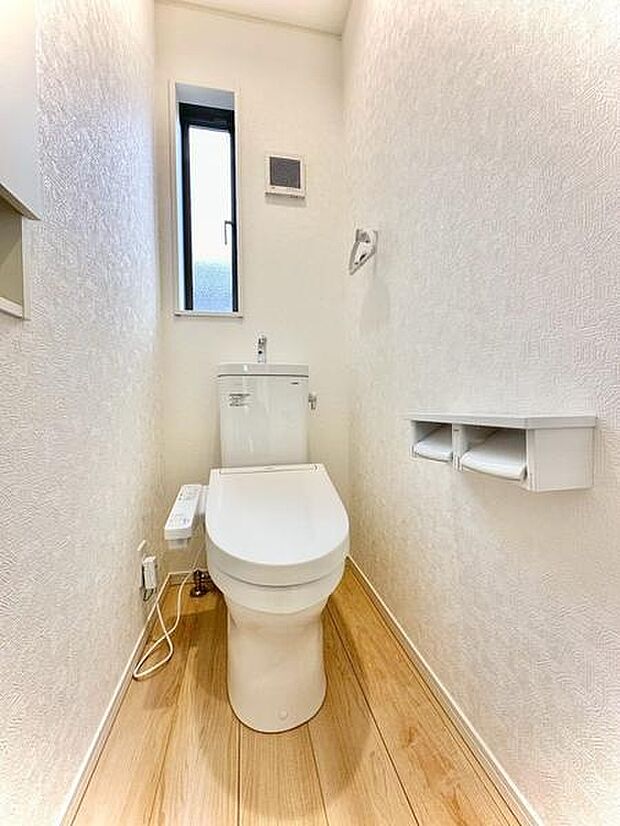 小さな窓から光が差し込むたびに、心までふわっと軽くなる。白を基調にした、やさしさに満ちたトイレ空間。