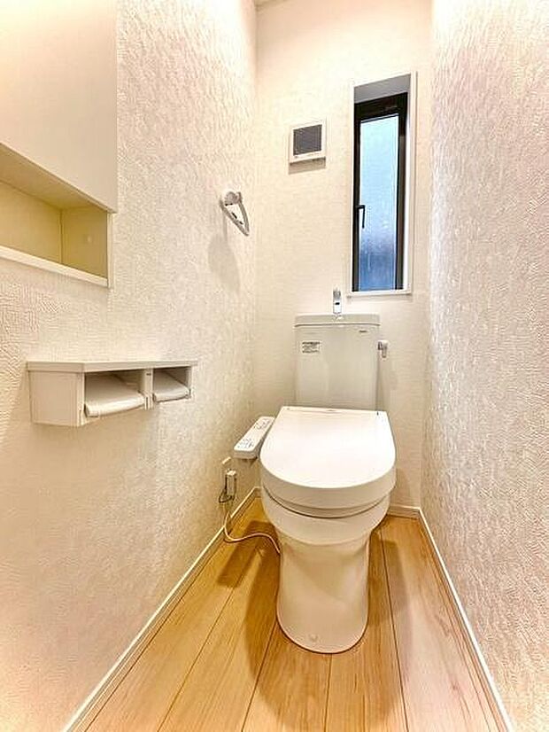 壁面収納が備わっており小物の整理整頓に便利です。シンプルなナチュラルカラーの内装でお手入れもしやすい仕様です。