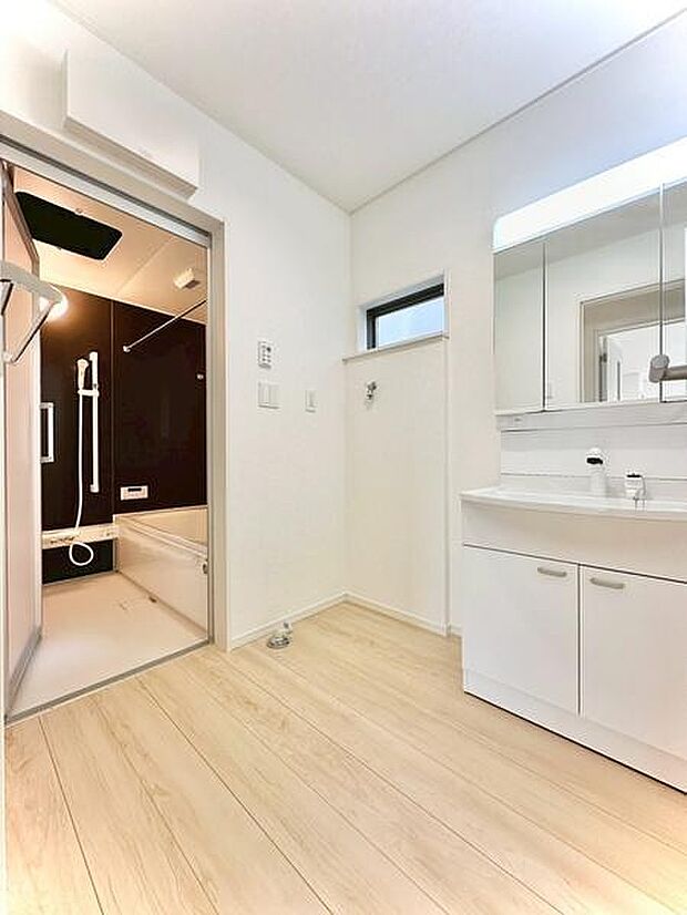 明るい色調で仕上げられた洗面所は日々の身支度にも快適な印象です。タオルや日用品をスッキリ収納できる空間で、洗面空間を毎日美しく快適に！