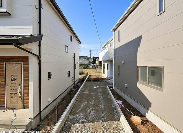 駐車2台可能（車種による）のゆとりある駐車スペース付き！ご家族用のセカンドカーや来客用にも対応できる嬉しいポイントです。