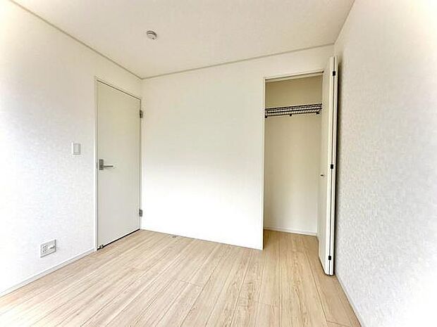 【4.5帖】二面採光で明るく、木目調フローリングが温かみをプラス。シンプルな内装で家具の配置もしやすいです。