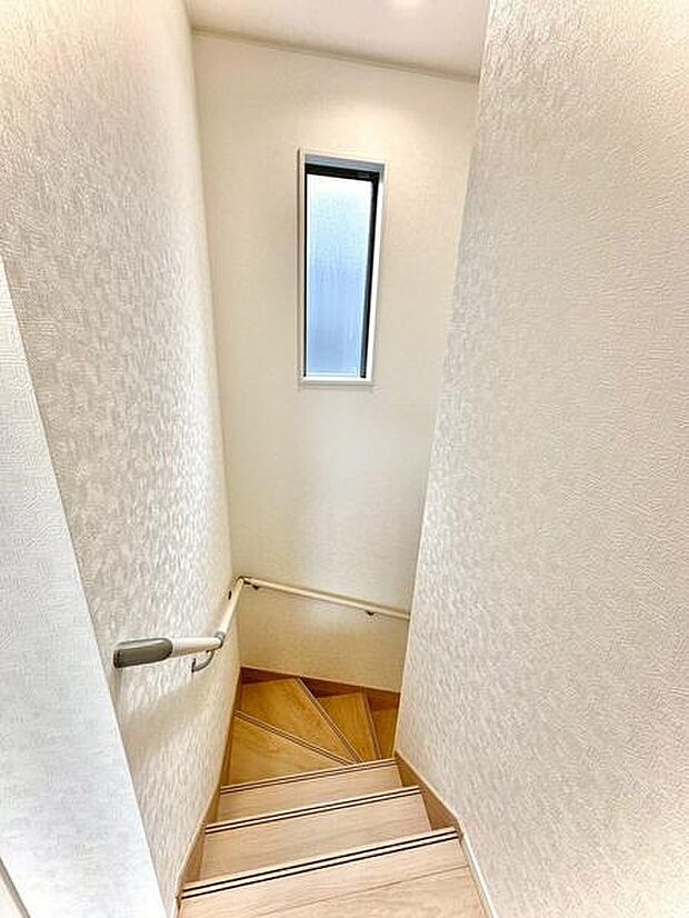 階段に窓があることで、自然光が差し込み、暗くなりがちな空間も明るく開放的に。毎日の移動が気持ちよく感じられ、家全体に温かみを与える素敵なポイントになります。