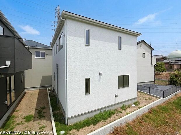 防犯カメラ付きでセキュリティ面にも配慮されたお住まい。人感センサー付きで夜間の玄関まわりも安心です!