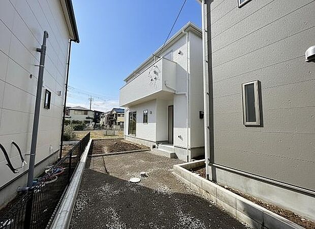 防犯カメラ付きでセキュリティ面にも配慮されたお住まい。人感センサー付きで夜間の玄関まわりも安心です!