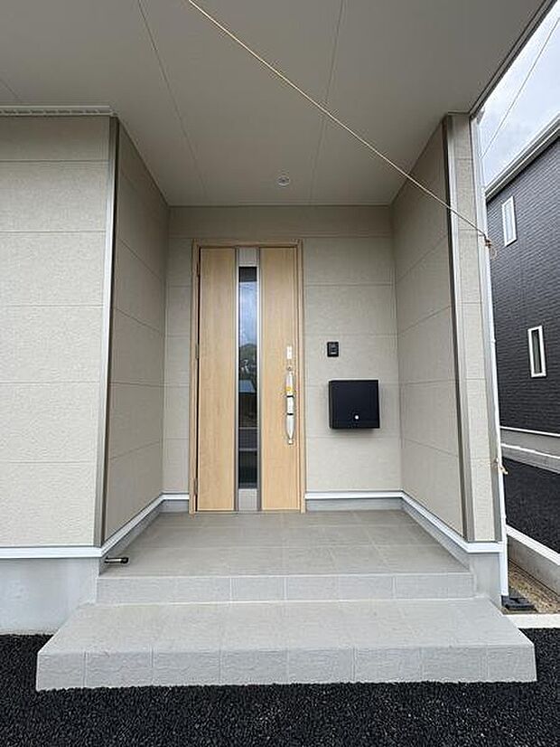 広めの屋根付き玄関ポーチは、雨の日の荷物整理や子どもの雨具の片付けも落ち着いてできる、使い勝手の良い玄関まわりです。