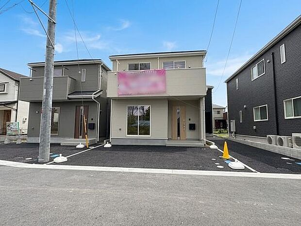 小学校まで徒歩約16分、中学校まで徒歩約8分。小・中ともに徒歩圏内で、毎日の通学を無理なく見守れる立地環境です。