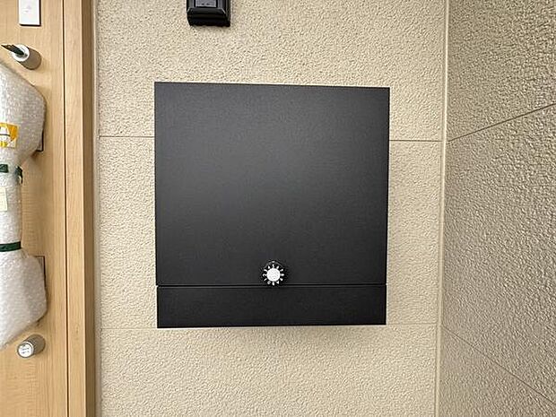 玄関を出てすぐそこにダイヤルポスト。外出中でも郵便物を安全に保管でき、帰宅後すぐにその場で取り出せる使い勝手の良さです。