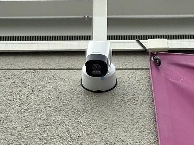 防犯カメラが設置されており、玄関まわりをしっかりと記録。外出中も家の周辺の様子を把握しやすく、家族の安全を守る環境です。