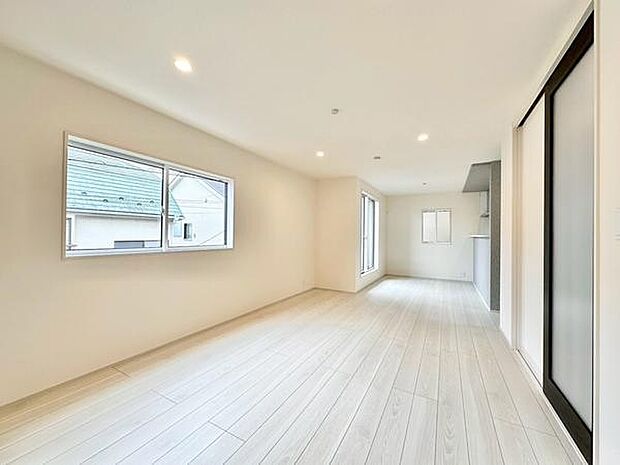 （LDK18.6帖）広々としたリビングは明るい色合いの床が空間をより開放的に感じさせます。大きな窓からたっぷり自然光が入ります。室内はすっきりとした印象で清潔感があります。