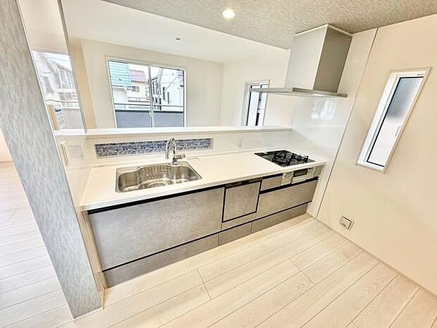 清潔感のある内装で開放感のあるキッチン空間です。広い作業スペースが確保されているので調理もスムーズに進みます。窓からの自然光が差し込み明るい印象のキッチンです。収納も豊富に設けられています。