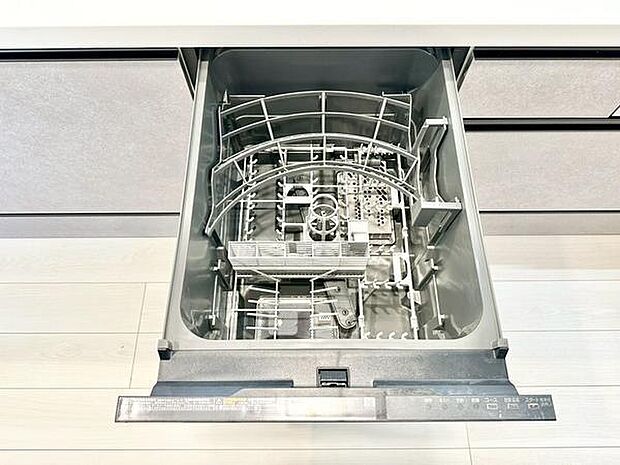 キッチンにビルトインタイプの食器洗浄機が設置されています。シンプルなデザインでお手入れも容易です。収納スペースも効率的に確保されており調理や片付けが快適に行えます。日常の家事負担を軽減できる設備です。