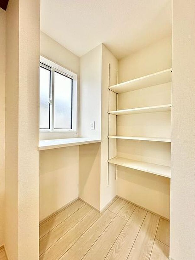 キッチンに便利な可動棚があり収納スペースが豊富です。窓が設けられており明るさと換気も考慮されています。シンプルな内装で使いやすい空間となっています。