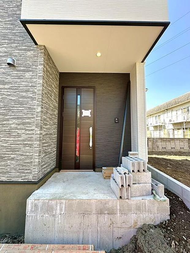 屋根付きの玄関で雨の日のお出かけやお荷物の多い日の出入りもスムーズに!玄関ドアを雨風から守ります。