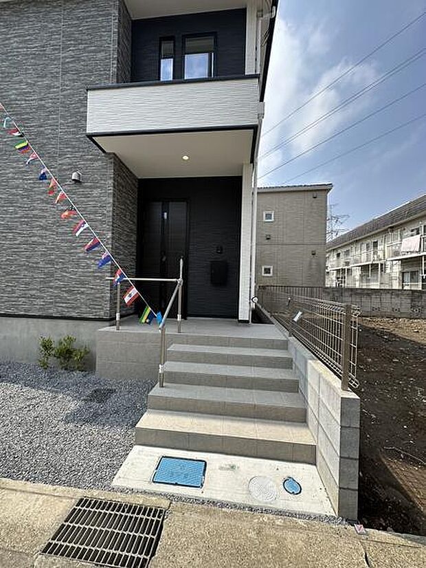 屋根付きの玄関で雨の日のお出かけやお荷物の多い日の出入りもスムーズに!玄関ドアを雨風から守ります。