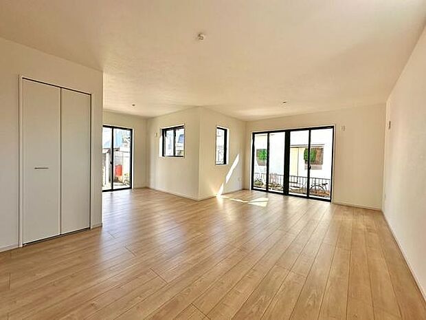 【17帖】明るく広がりのあるリビングです。床の色合いが温かい雰囲気を演出しています。水廻り集中設計で毎日の家事効率もアップします。