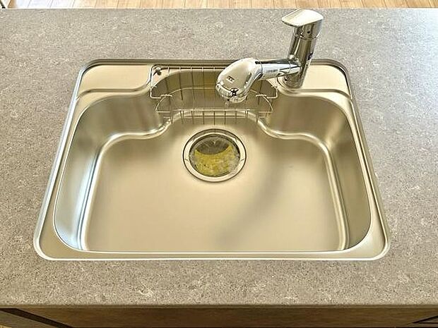 汚れが溜まりにくい形状で、サッと拭くだけでお手入れが簡単なキッチンシンクです。大きな鍋も洗いやすい広々とした形状で、毎日の後片付けを快適にする仕様です!