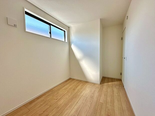 【4.3帖】使い勝手の良い納戸を確保。ストック品や思い出の品もまとめて収納できる嬉しいスペースです。