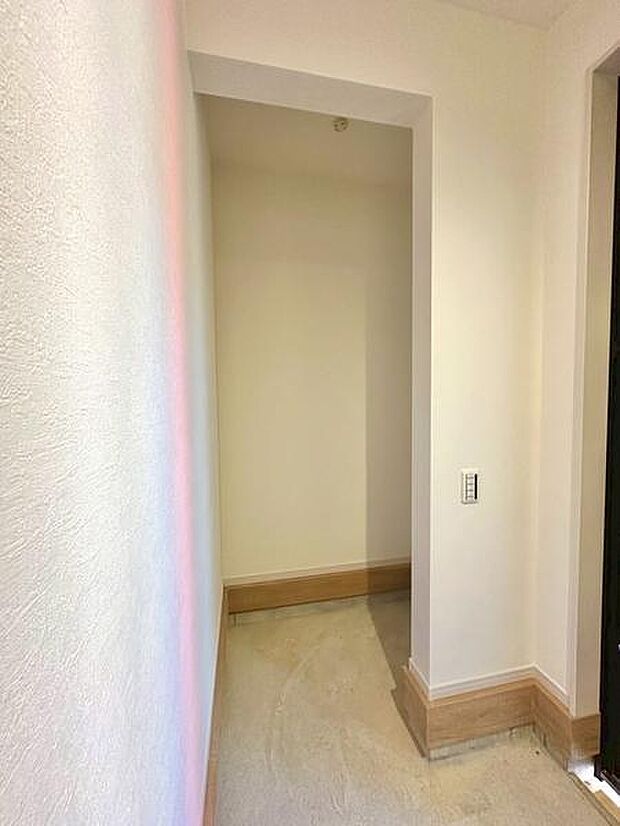 玄関横に設けた使い勝手の良い土間収納。外で使う物をまとめて収納でき、玄関まわりをいつでもきれいに保てます。帰宅後の片付けもスムーズです。