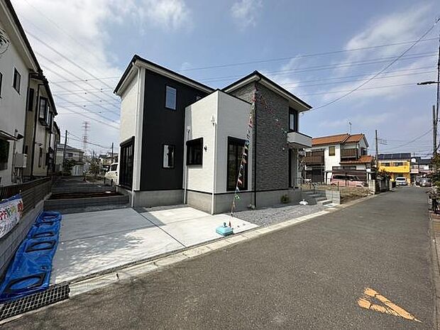 白とグレーを基調としたシンプルで清潔感のある外観が印象的です。周辺の建物との調和も感じられ落ち着いた印象です。