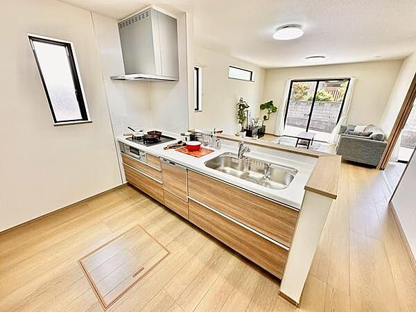 自然光が差し込む小窓付き対面キッチンは、お料理中もご家族との会話が弾みます。ダイニングとの動線に配慮された設計で、配膳も快適です。