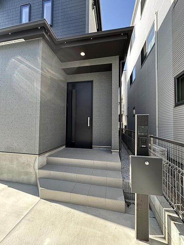 屋根付きの玄関で雨の日のお出かけやお荷物の多い日の出入りもスムーズに！玄関ドアを雨風から守ります。